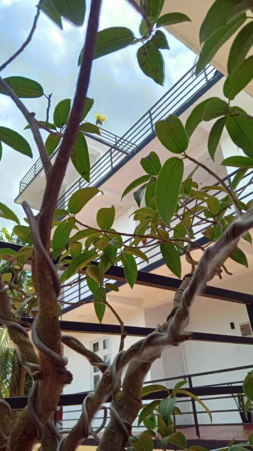 אנוראדפורה Lake Edge Resort מראה חיצוני תמונה