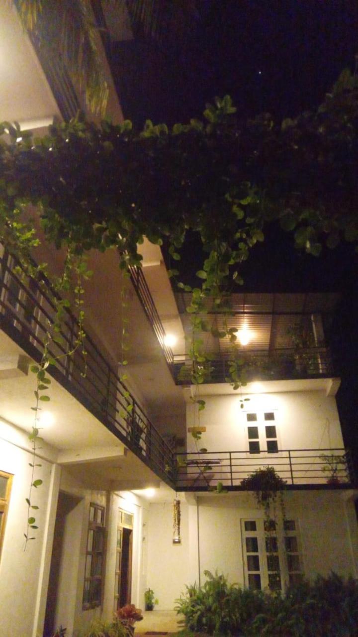 אנוראדפורה Lake Edge Resort מראה חיצוני תמונה