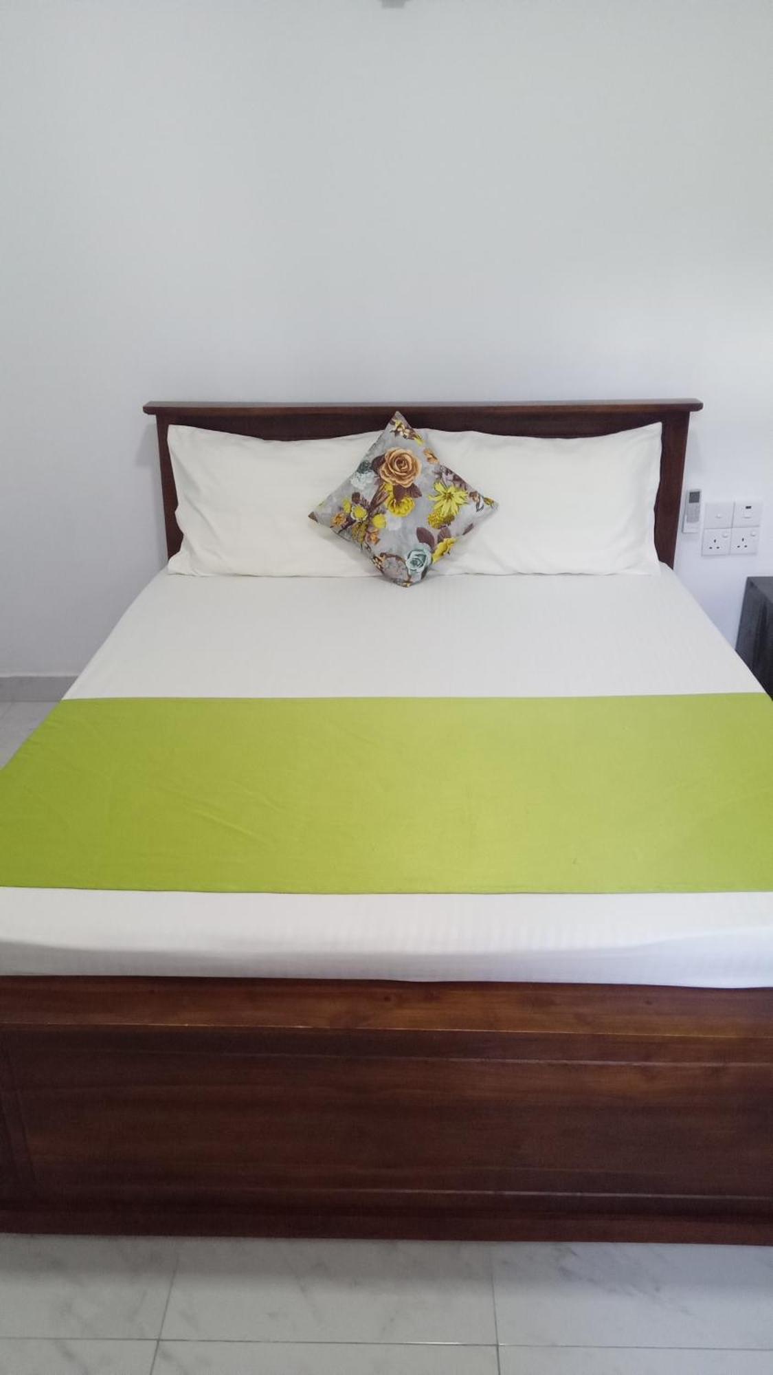 אנוראדפורה Lake Edge Resort מראה חיצוני תמונה
