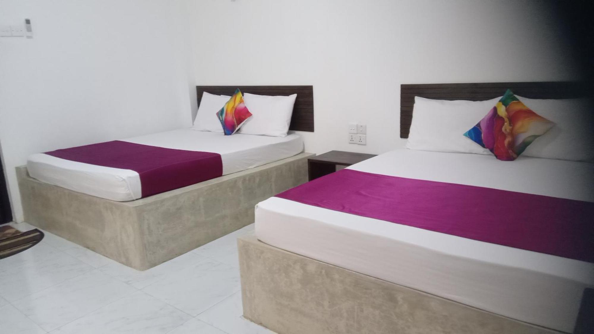 אנוראדפורה Lake Edge Resort חדר תמונה